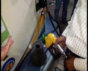 योगी का एक्शन : लखनऊ के पेट्रोल पंपों पर 'चिप' से हो रहा था तेल का 'खेल