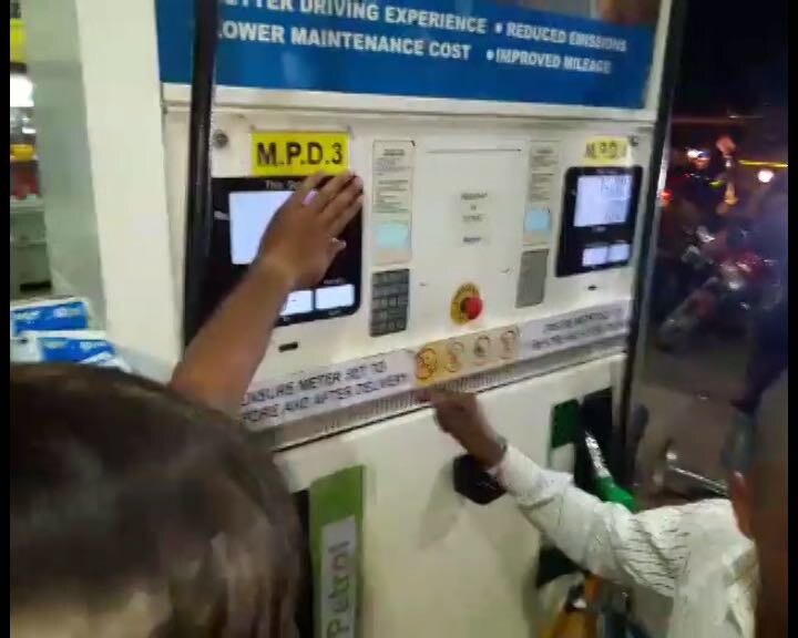 Yogi In Action Stf Raids At Petrol Pumps 2 योगी का एक्शन : लखनऊ के पेट्रोल पंपों पर 'चिप' से हो रहा था तेल का 'खेल'