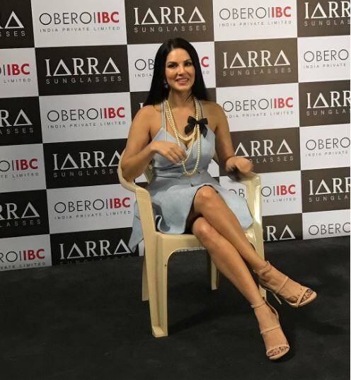 आगे उन्होंने भी यही बात कही है कि तस्वीरों में वो जितना सीरियस काम करती दिख रही हैं, दरअसल ऐसी कोई बात नहीं है.