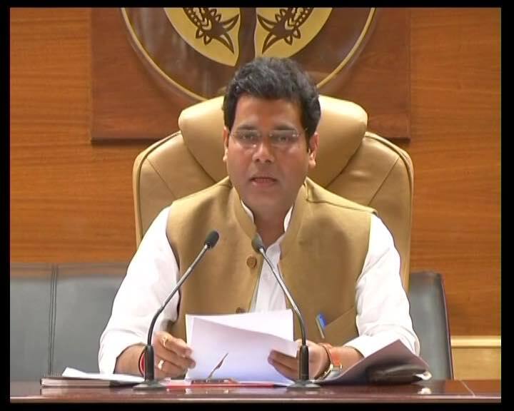 मथुरा: अचानक अस्पताल पहुंचे मंत्री श्रीकांत शर्मा, ड्यूटी से गायब मिले कई डॉक्टर, डीएम को दिया ये निर्देश