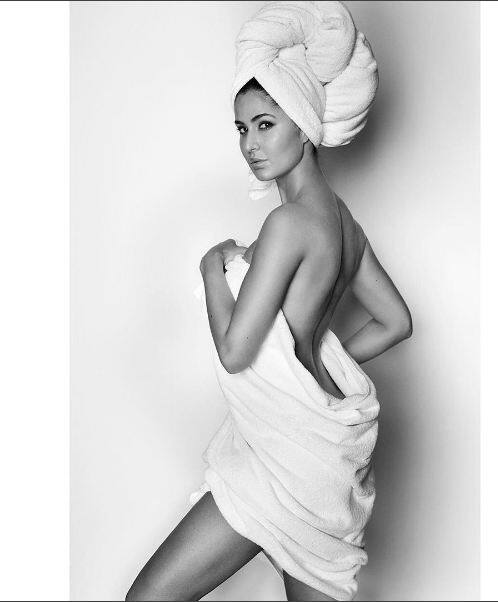 ये है कटरीना की दूसरी इंस्टा तस्वीर जिसे उन्होंने आज पोस्ट किया है. जैसा की आप देख सकते हैं कि तस्वीर में कटरीना तौलिए में लिपटी हुई हैं और बला की खूबसूरत लग रही हैं.