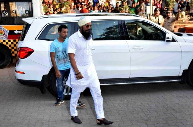 अभिनेता रणदीप हुड्डा भी विनोद खन्ना के अंतिम दर्शन करने पहुंचे.