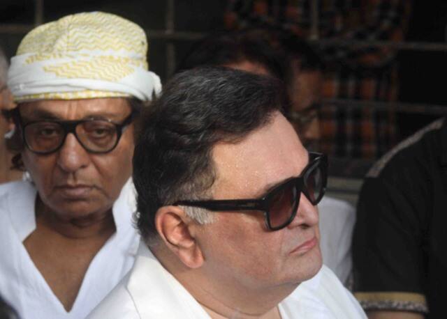 दिग्गज अभिनेता ऋषि कपूर विनोद खन्ना के अंतिम संस्कार पर काफी भावुक नज़र आए.