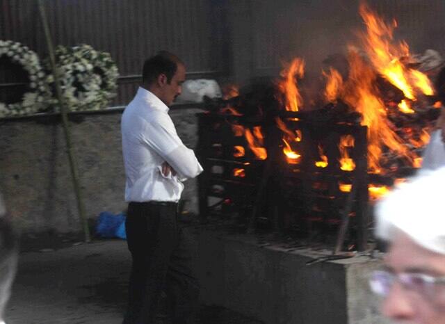 बॉलीवुड एक्टर अक्षय खन्ना अपने पिता की चिता के पास बहुत देर अकेले ही गम खड़े रहे.