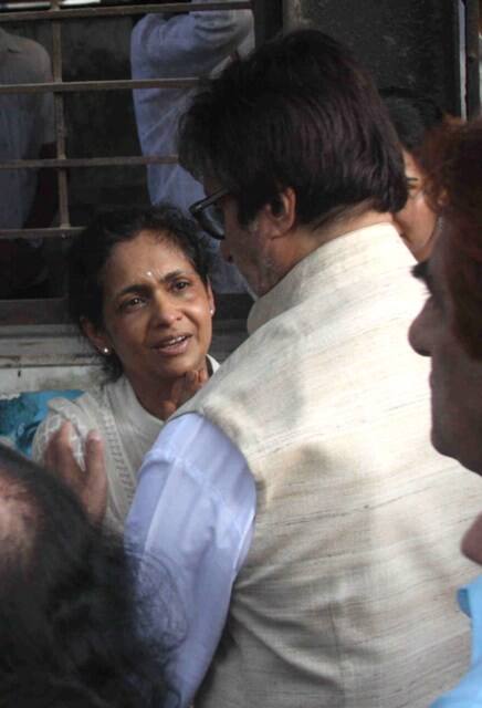 अमिताभ बच्चन ने विनोद खन्ना की पत्नी को मिलकर सांत्वना दी.