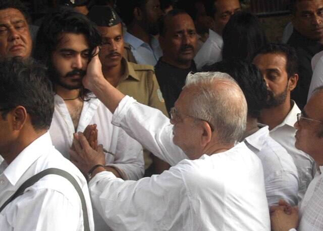 गीतकार गुलजार ने विनोद खन्ना के बेटे को सांत्वना दी