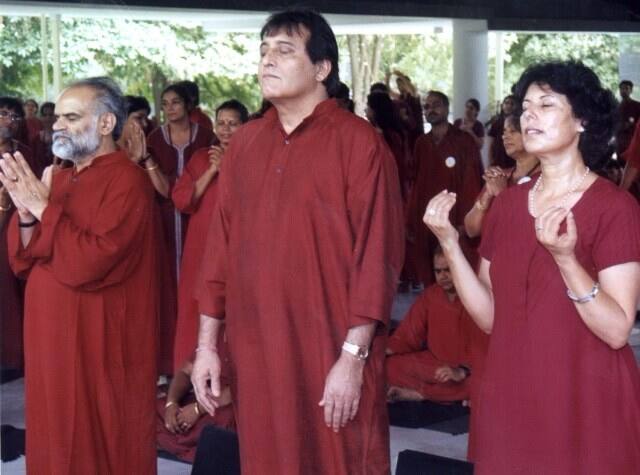 फिर अचानक कई समस्याओं के चलते ओशो को पुणे आश्रम छोड़ कर अमरीका के ओरेगन शिफ़्ट होना पड़ा. इस समय विनोद खन्ना अपनी स्टारडम के चरम पर थे. उनकी कुर्बानी ब्लॉकबस्टर साबित हुई थी.