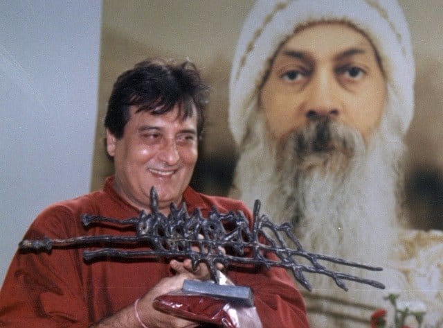 पूरी फिल्म इंडसट्री विनोद खन्ना के इस फैसले से सन्न रह गई थी लेकिन विनोद खन्ना अपना सुपरस्टारडम पीछे छोड़कर ओरेगन के ओशो आश्रम में माली बन गए थे. 