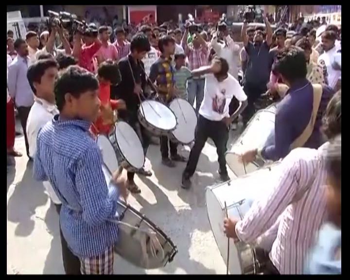 कटप्पा ने बाहुबली को क्यों मारा इसका जवाब जानने के लिए लोगों में गजब का उत्साह देखने को मिल रहा है. मीडिया में चल रही खबरों के मुताबिक देश भर के कई थिएटर्स में इस फिल्म के टिकट के दाम 2000 रुपए से लेकर 2400 रुपए कर दिए गए हैं.