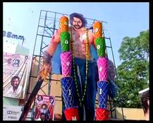 बाहुबली 2: ऐसी दीवानगी कि 2400 में बिके टिकट, कहीं लंबी कतारें तो कहीं पहले से हॉल में जाकर बैठे फैंस!