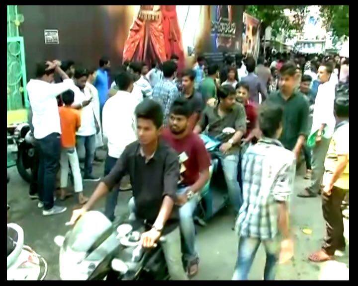 आपको बता दें कि बाहुबली 2 को देखने के लिए पूरे देश में क्रेज है. फिल्म की जबर्दस्त एडवांस बुकिंग हुई है. पिछले कुछ दिनों से लोगों ने लंबी लंबी कतारें लगाकर फिल्म की टिकटें खरीदी हैं.