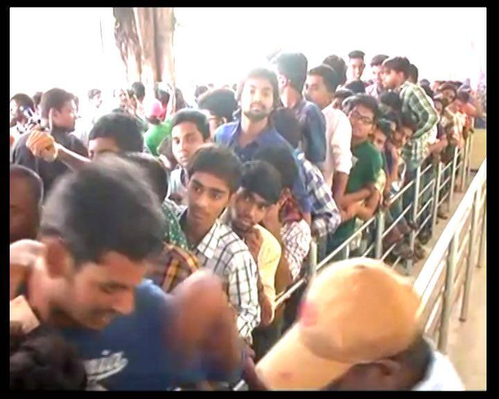 एडवांस बुकिंग खुलते ही 24 घंटे के अंदर 10 लाख टिकट बिक गए थे. हर कोई यही जानना चाहता है कि कटप्पा ने बाहुबली को क्यों मारा.