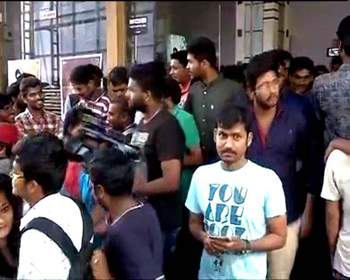 पूरे देश में यह फिल्म 9000 स्क्रीन पर रिलीज हुई है. इससे पहले किसी भी फिल्म को ज्यादा से ज्यादा 4500 स्क्रीन पर ही रिलीज किया गया.