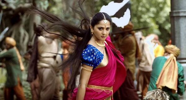 बाहुबली सैनिकों से- देवसेना को हाथ लगाया तो समझो बाहुबली की तलवार को हाथ लगाया…