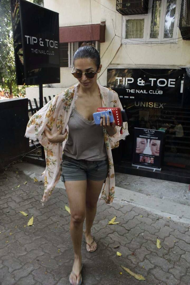 सोशल मीडिया पर भी वे किसी से कम फेमस नहीं हैं और इसका अंदाज़ा आप इस बात से लगा सकते हैं कि इंस्टाग्राम पर उनके 3.9 मिलियन फॉलोअर्स हैं.