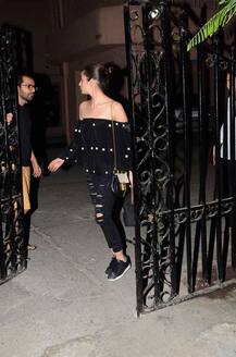 मुंबई से आई ताज़ा तस्वीरों में ऑफ़ शोल्डर ब्लैक टॉप में नज़र आईं आलिया भट्ट!