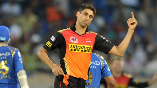 आशीष नेहरा ने साल 1999 में श्रीलंका के खिलाफ टेस्ट मैच में डेब्यू किया था. नेहरा उन चुनिंदा खिलाड़ियों में से हैं जो सन् 2000 से पहले डेब्यू करने के बावजूद भी अंतरराष्ट्रीय क्रिकेट में सक्रिय हैं. सौजन्य: AFP