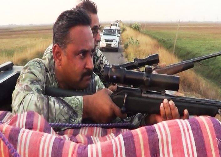 यूपी: मेरठ में नेशनल शूटर और रिटायर्ड कर्नल के घर छापा, 35 विदेशी गन सहित 117 किलो मांस बरामद