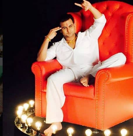 डॉ. संकेत भोंसले कपिल शर्मा के कॉमेडी शो में अभिनेता संजय दत्त और अभिनेता सलमान खान की मिमिक्री करते हुए दिखाई देते हैं.