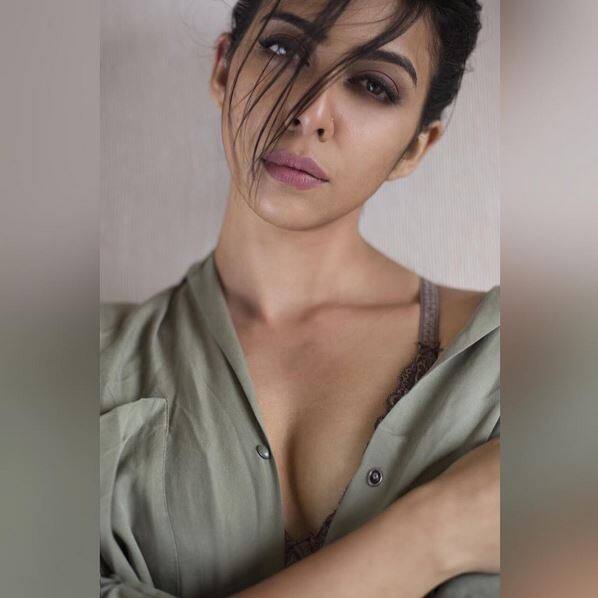 मॉडल सोनिका चौहान ने लॉ मेरेटिनिरी कोलकाता गर्लस स्कूल से अपनी पढ़ाई पूरी की. ग्लैमर की दुनिया में अपनी किस्मत आजमाने के लिए साल 2013 में मिस डिवा काम्पीटिशन में सोनिका चौहान ने हिस्सा लिया.