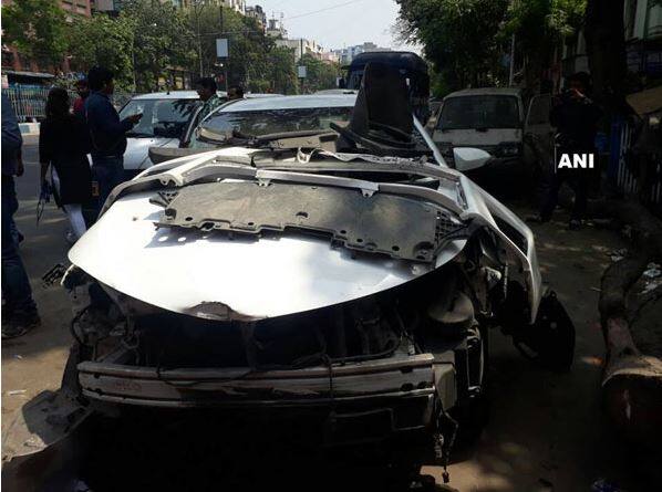 अभिनेता बिक्रम चट्टोपाध्याय गाड़ी ड्राईव कर रहे थे. उसी दौरान रासबिहारी एवेन्यू चौराहे के निकट दूसरी लेन से आ रही कार से बचने की कोशिश में उनकी गाड़ी फुटपाथ पर चढ़ गयी.
