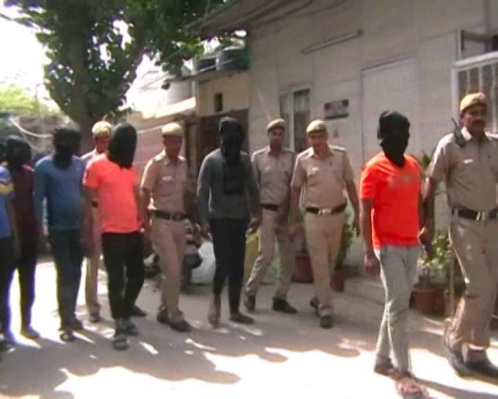 Delhi English Teacher Attacked 9 Arrested CCTV में कैद हुई थी इंग्लिश टीचर पर हमले की वारदात, नाबालिग सहित 9 को पुलिस ने पकड़ा