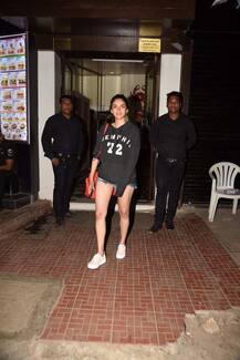 मुंबई: शॉर्ट्स और ब्लैक टॉप में चहलकदमी करती नज़र आईं अदिती!