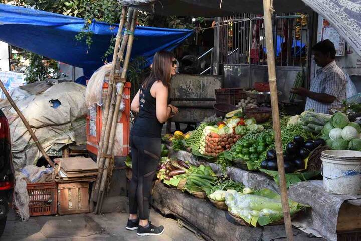 आप इन तस्वीरों में अक्षय कुमार की रुस्तम और रनबीर कपूर की बर्फी में काम कर चुकीं इलियाना को आम लोगों की तरह सब्ज़ी खरीदते देख सकते हैं.