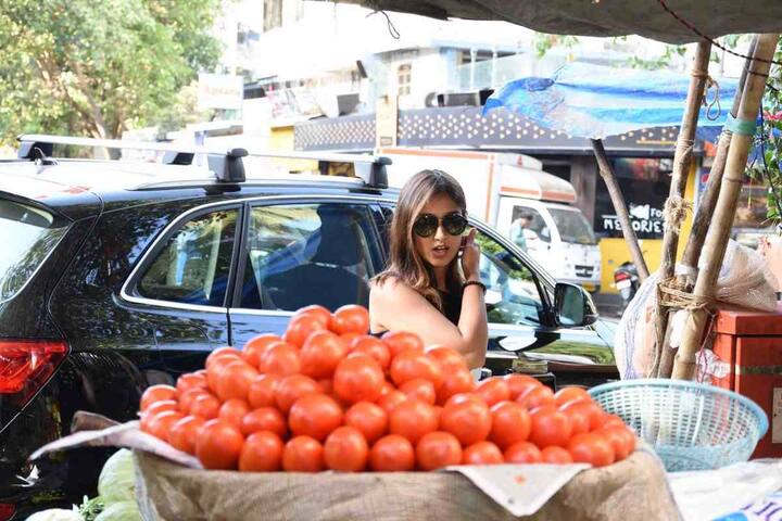 ये भी साफ है कि ऐसा वे किसी मजबूरी में नहीं कर रहीं क्योंकि उनके पास काफी काम है, जैसे कि उनके पास एक फिल्म है जिसका नाम बादशाहो है और फिल्म इसी साल रिलीज़ होगी. 
