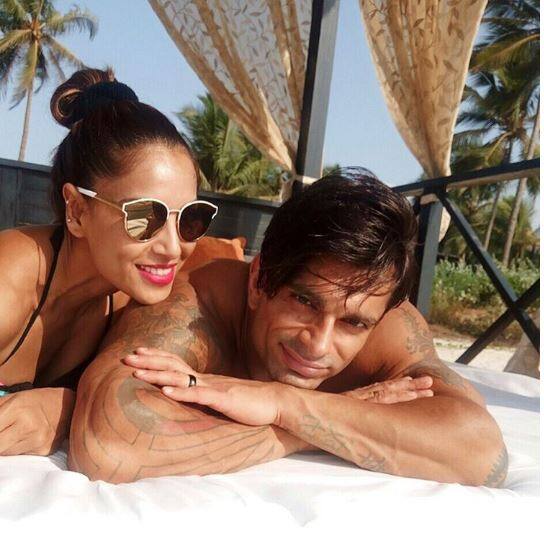 कैप्शन में बिपाशा ने बताया है कि पति के साथ वे अपनी फेवरेट जगह पर हैं लेकिन उन्होंने जगह का नाम नहीं बताया है.