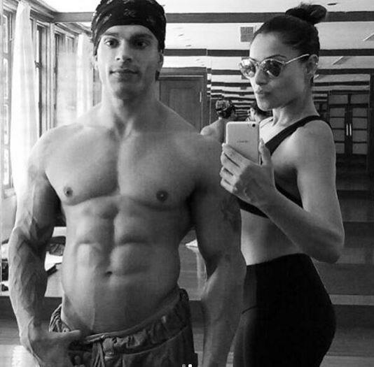 नीचे देखें दोनों की एक बूमरैंग क्लिप-