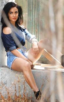 लेटेस्ट फैशन कलेक्शन के लिए एली अवराम ने कराया फ़ोटोशूट