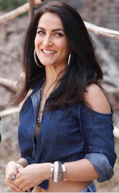 बताते चलें कि फिल्हाल उनके पास कोई फिल्म नहीं है लेकिन वे अपनी तस्वीरों और शूट्स से फैंस को इंटरटेन करती रहती हैं.