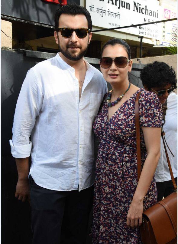 दीया मिर्जा रेस्तरां के बाहर फोटोग्राफर्स को पोज देती हुईं. आगे देखिए वीडियो...(सभी तस्वीरें - मानव मंगलानी.)