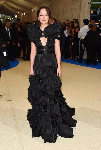 बताते चलें कि करोड़ों दिलों पर राज करने वाली डकोटा अपनी फिफ्टी शेड्स ऑफ ग्रे जैसी फिल्म के लिए जानी जाती हैं.