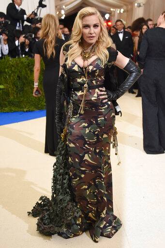 बताते चलें कि मडोना करोड़ों दिलों पर राज करती हैं. वहीं ढलती उम्र के बावजूद उन्होंने अपने आपको ऐसे संवारे रखा है कि उनकी उम्र का अंदाज़ा लगाना मुश्किल है.