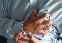 अचानक हार्ट अटैक पड़ने पर अपनाएं ये उपाय