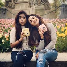 दोस्तों के साथ कुछ इस अंदाज में हॉलीडे मना रही हैं टीवी एक्ट्रेस क्रिस्टल डिसूजा, देखें तस्वीरें...