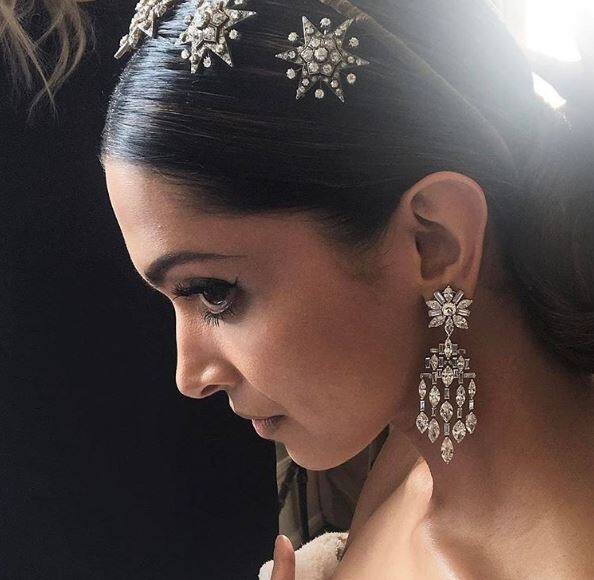 पहली बार है जब बॉलीवुड अभिनेत्रियों ने Met Gala में एंट्री की है.