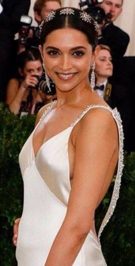 मेट गाला एक फैशन इवेंट है जिसे मेट बॉल या Costume Institute Gala के नाम से भी जाना जाता है.
