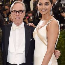 Met Gala में प्रियंका की तुलना में बेहद औसत रहा दीपिका का अंदाज़, देखें तस्वीरें