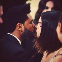 पूर्व प्रेमी जस्टिन बीबर की मौजूदगी में नए प्रेमी वीकेंड को लगातार किस करती रहीं सेलेना!