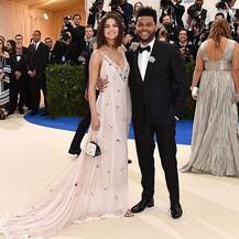 पूर्व प्रेमी जस्टिन बीबर की मौजूदगी में नए प्रेमी वीकेंड को लगातार किस करती रहीं सेलेना!