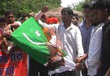 पाक की नापाक हरकत के खिलाफ इलाहाबाद में भी प्रदर्शन, मुंहतोड़ जवाब दिए जाने की मांग