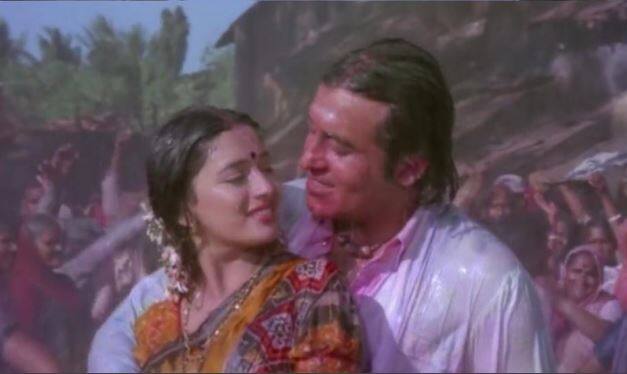 माधुरी दीक्षित- इस लिस्ट में सबसे पहले बॉलीवुड की धक-धक गर्ल का नाम आता है. माधुरी दीक्षित ने अपने करियर के शुरुआती दौर में फिल्म 'दयावान' में दिग्गज कलाकार विनोद खन्ना के साथ रोमांस किया. इस फिल्म में माधुरी और विनोद खन्ना की जोड़ी को लोगों ने काफी पसंद भी किया था. इसके बाद डांसिंग क्वीन माधुरी ने विनोद खन्ना के बेटे अक्षय खन्ना के साथ फिल्म 'मोहब्बत' में इश्क लड़ाया था.