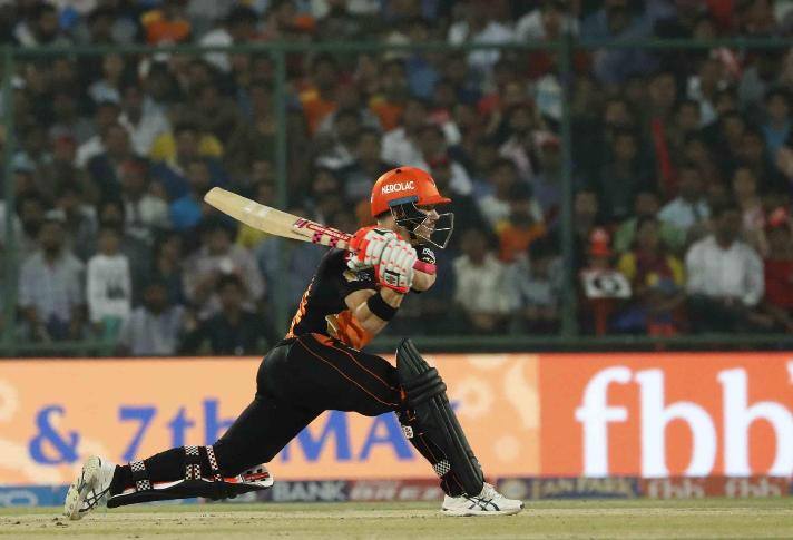 जी हां, आज दिल्ली और हैदराबाद के कुल 10 बल्लेबाज़ों ने 20 या उससे ज्यादा रन बनाए. आईपीएल में ये पहला मौका है जब एक मैच में 10 अलग-अलग बल्लेबाज़ों ने 20 से ज्यादा रन बनाए हों.