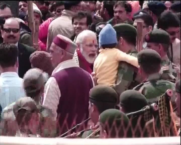 Pm Narendra Modi Caresses Child Outside Kedarnath Temple केदारनाथ धाम में पीएम मोदी ने की पूजा, नन्ही बच्ची को किया दुलार