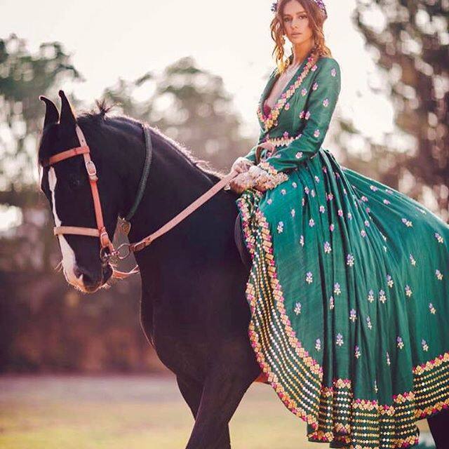 35 साल की शिबानी ने अमेरिकी टीवी सीरियल में एंकरिंग से अपना करियर शुरू किया था.