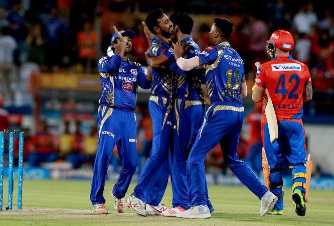पिछले सीज़न पॉइंट्सटेबल में शानदार प्रदर्शन करते हुए टॉप पर रही गुजरात लायंस के लिए साल 2017 उतना शानदार नहीं रहा. टीम अपने 10 मुकाबलों में महज़ 3 जीत के साथ लिस्ट में 7वें पायदान पर है. तस्वीरें सौजन्य: IPL(BCCI)