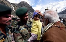 कभी कान पकड़कर तो कभी गोद में लेकर बच्चों को दुलारते समय कैमरे में कैद हुए पीएम मोदी